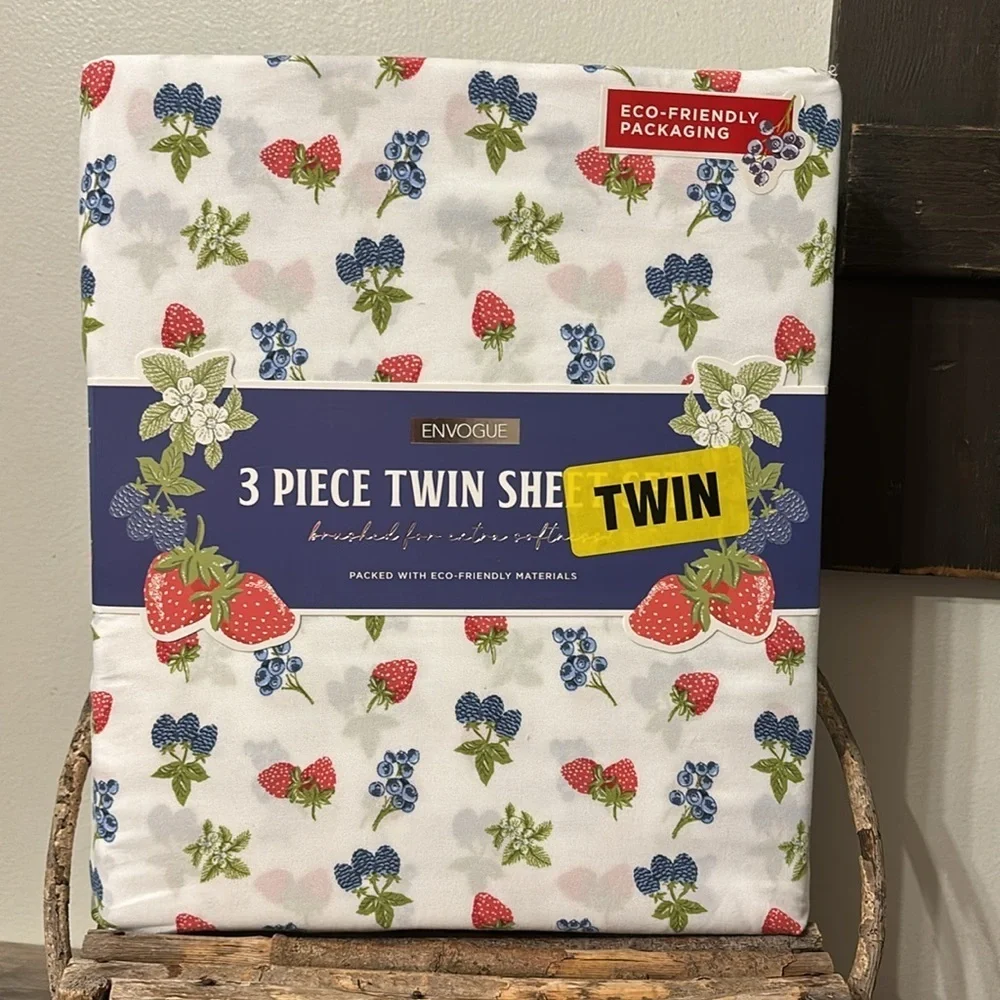 ENVOGUE STRAWBERRIES BLUEBERRIES BERRIES 3 Piece Twin Sheet Set NEW